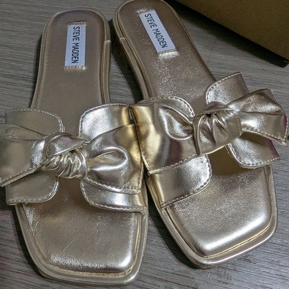 Steve Madden Metallic Gold Bow Sandals - Picture 4 of 5